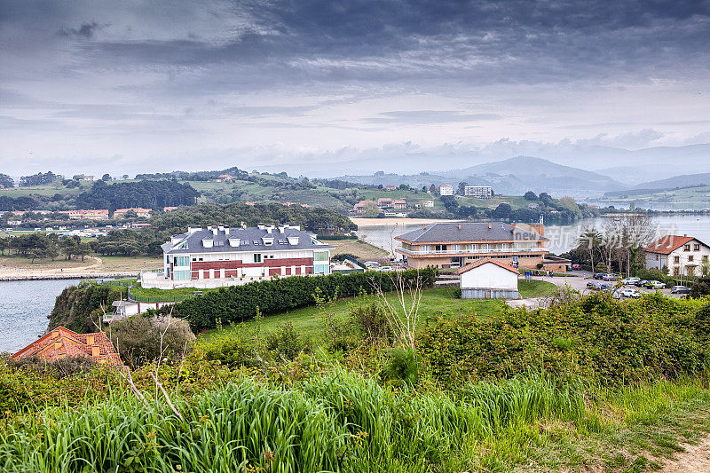 San Vicente de la Barquera en sanset, 坎塔布里亚, 西班牙